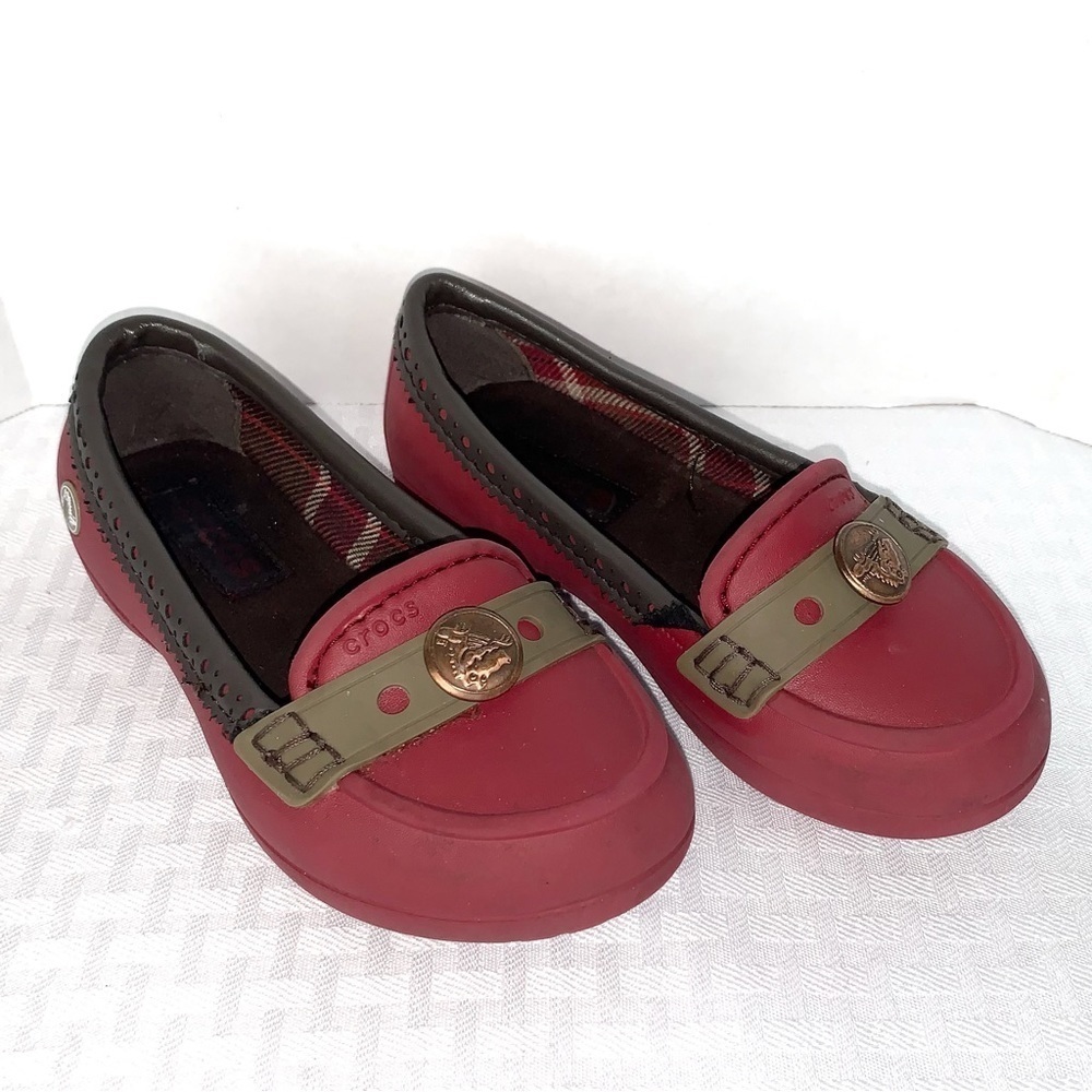 Crocs loafers Kids 10 Red Brown Slip on Medallion over toe